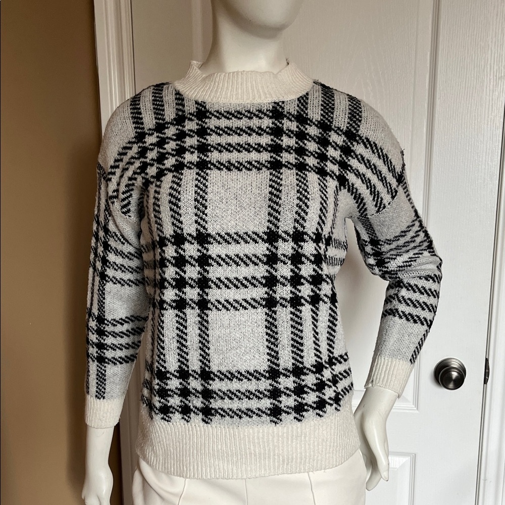 Suzy Shier Cream & Black Plaid Crewneck Sweater